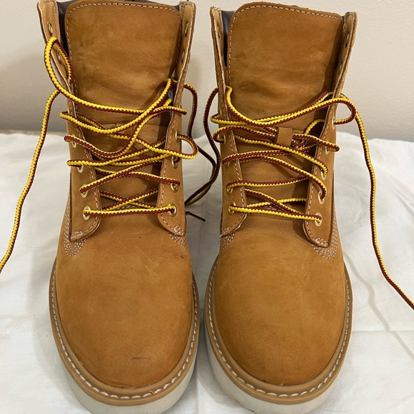 Women’s Timberlands Size 7 - Picture 2 of 16